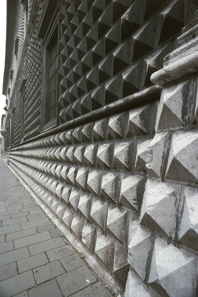 Detalj av fasaden på Palazzo dei Diamanti, Ferrara, Italien (foto) av Benjamin Baud
