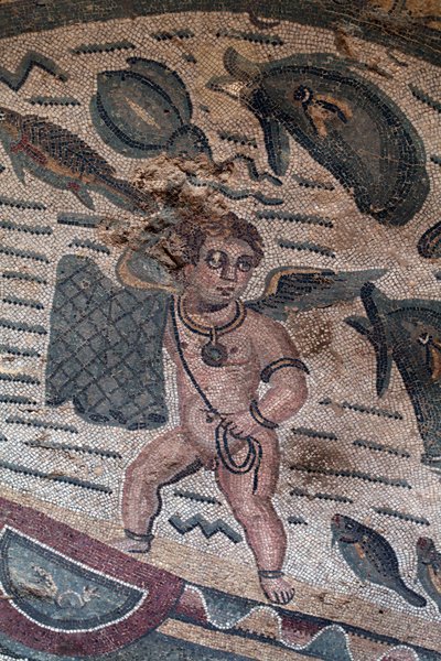 Detalj av fiske Putti mosaiken. Nätfiske. 3:e - 4:e århundradet. Romersk villa i Casale, Sicilien. UNESCO plats. av William M. Timlin