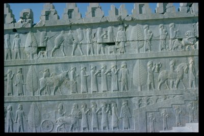 Detalj av relieffrisen på den östra trappan till Apadana (publikens sal) som visar delegater från imperiets undersökta länder med påkostade gåvor för en ceremoni, Achaemenian period, c.515 BC (kalksten) (för detaljer se 112356 & 117115) av Unbekannt