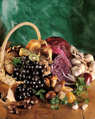 Diet: stilleben av svarta druvor, vitlök, lök, vitlöksklyfta, persilja, svamp, kastanjer, kiwi och rödkål. av William M. Timlin