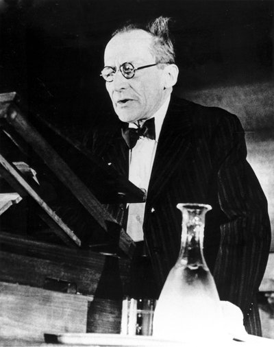 Erwin Schrodinger, österrikisk fysiker, håller en föreläsning av Unbekannt