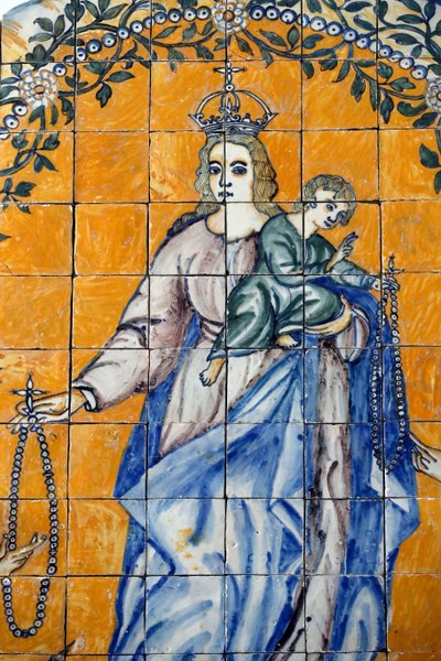 Evora Museum. Azulejos. Saint Dominic tar emot rosenkransen från Jungfrun. Portugal. av Benjamin Baud