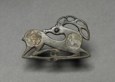 Fibula i form av en liggande hjort, c.400 av Unbekannt