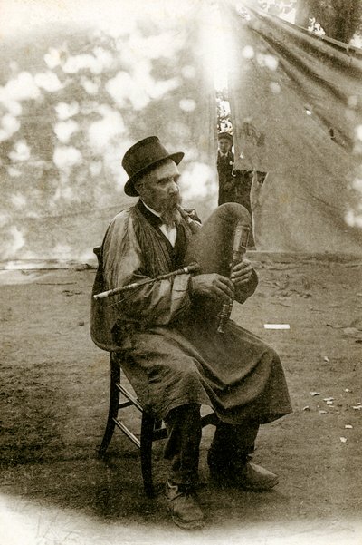 Folklore der Auvergne: Musiker spielt Chabrette, frühes 20. Jahrhundert von 