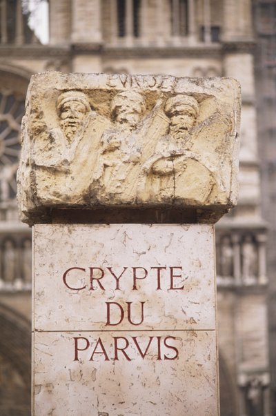 Frankrike, Paris, Crypte du Parvis inskription vid arkeologisk krypta, på Ile de la Cite, sten med inskription och sniderier. av Unbekannt