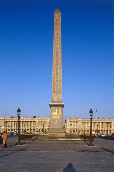 Frankrike, Paris, Obelisk av Luxor vid Place de la Concorde, egyptisk obelisk som tornar upp sig över byggnaden täckt av förgyllda hieroglyfiska gravyrer. av Unbekannt