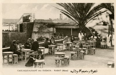 Fransmän och marockaner på Oudaya Café, Rabat av Unbekannter Künstler