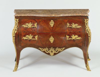Fransk serpentinkommod med fästen i förgylld brons och marmorskiva, ca 1740 av Unbekannt