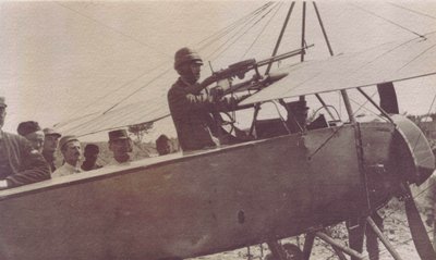 Franska soldater runt maskingeväret på ett flygplan - 1915 av Unbekannt
