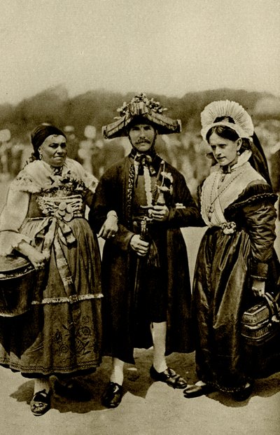 Tyskland. Människor i det bayerska höglandet i kostsamma medeltida dräkter. 1920 av Unbekannt