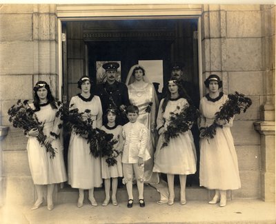 Gruppbröllopsfotografi av Lady Maud Cavendish och kapten Macintosh av William M. Timlin