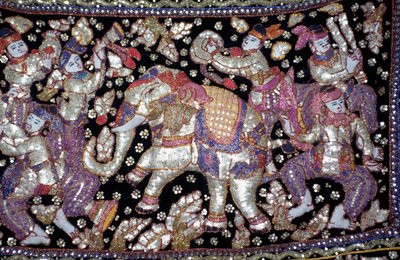 Handgjord broderad duk föreställande riddare, damer och elefanter, Ratchaburi, Thailand av William M. Timlin