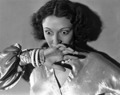 Hollywood, Kalifornien: c.1932 Närbild av en ung kvinna som täcker munnen i skräck. (s/v bild) av Unbekannt