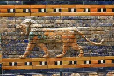 Ishtarporten som ursprungligen tillhörde templet Bel, byggd i Babylon (Irak) av kung Nebuchadnezzar II - Ishtarporten, detalj, Pergamonmuseet, Museiön, Berlin, Tyskland, Europa av Unbekannter Künstler