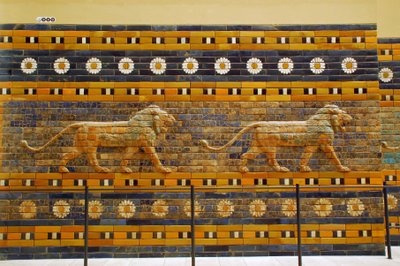 Ishtar-porten som ursprungligen tillhörde templet Bel, byggd i Babylon (Irak) av kung Nebuchadnezzar II - Ishtar-portens processionsväg Pergamon-museet, museumsön, Berlin, Tyskland av Unbekannter Künstler