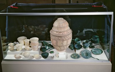 "Jar with the Hoard", c.2500-2400 f.Kr. (terrakotta, alabaster, koppar från Oman och sten) av Unbekannt