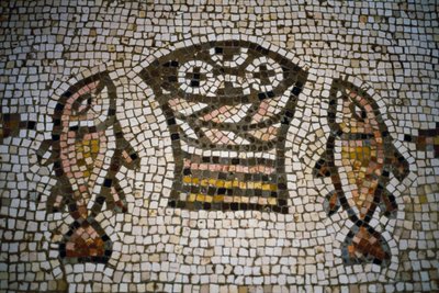Bröd och fisk, mosaik i förökningskyrkan, 300-talet, Tabgha, Israel av William M. Timlin