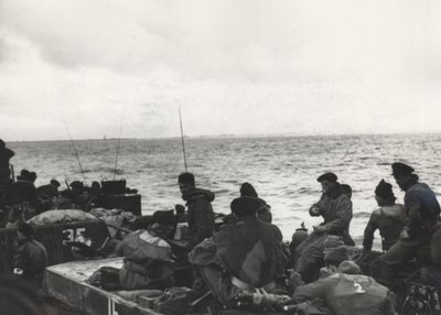 Marines av 41 (RM) Commando ombord på LCT (Landing Craft Tank) 532, närmar sig Westkapelle under landningarna vid Walcheren, Nederländerna av Unbekannt