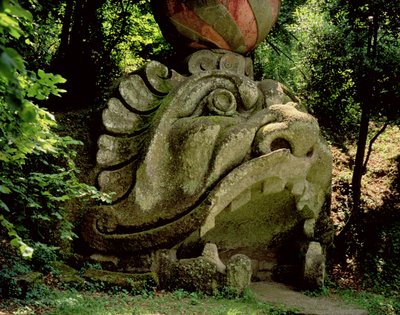 Mynningen av en fantastisk grotta i form av ett monsterhuvud, från trädgårdarna Parco dei Mostri (Monsterparken) som anlades mellan 1550-63 av hertigen av Orsini, till design av Giacomo Barozzi da Vignola (sten) (foto) av Unbekannt