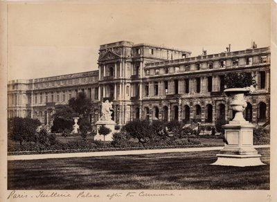 Paris kommun (1871): utsikt över Palais des Tuileries i Paris omkring maj 1871. Anonym fotografering. Tryck på kartong, Dim. 29x20 cm av Unbekannt