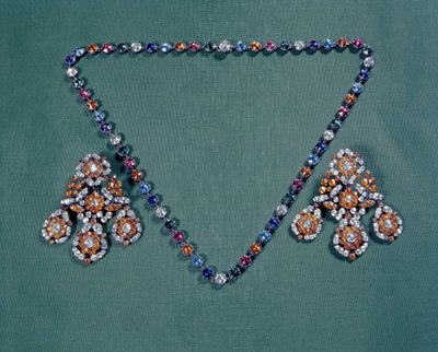 Halsband och örhängen set med mångfärgade pastor, c.1760 av Unbekannt