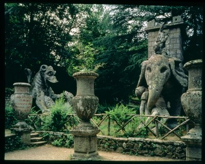En av Hannibals elefanter och en drake som slåss med ett lejon, skulpturer från Parco dei Mostri (monsterparken) trädgårdar som anlades mellan 1550-63 av hertigen av Orsini, efter mönster av Giacomo Barozzi da Vignola (1507-73) (sten) (foto) (för detaljer  av Unbekannt