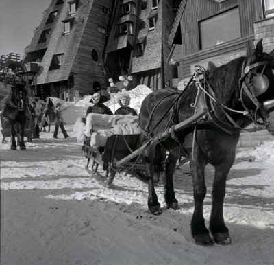 P. Topaloff och Alice Sapritch i Avoriaz under den fantastiska filmfestivalen den 29 januari av Unbekannter Künstler