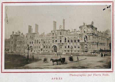 Paris Commune (1871): utsikt över Hotel de Ville i Paris efter dess brand i maj 1871. Fotografi av Pierre Pepetit. Tryck på kartong, Dim. 9x5,4 cm av Unbekannt