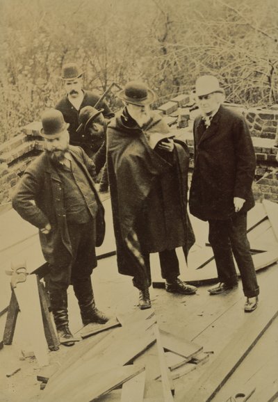 Philip Webb (1831-1915) Under byggandet av Röda huset, byggt för William Morris (s/v foto) av Unbekannt