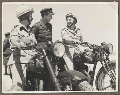 Fotografi från ett album som innehåller 65 fotografier relaterade till Auxiliary Territorial Service och brittiska styrkor i Mellanöstern av Unbekannt