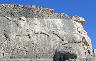 Pelargrav med gravyr som visar en jägare som dödar en vildsvin, Xanthos, Turkiet (foto) av Unbekannt