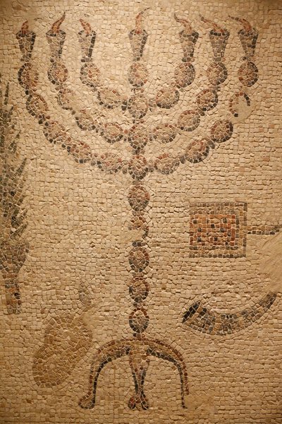Portion of a Synagogue Mosaic Floor (Replica) - original: Beth Alpha Synagogue, Israel - 600-talet CE - Menorah - Det judiska museet New York, New York, USA av Unbekannt