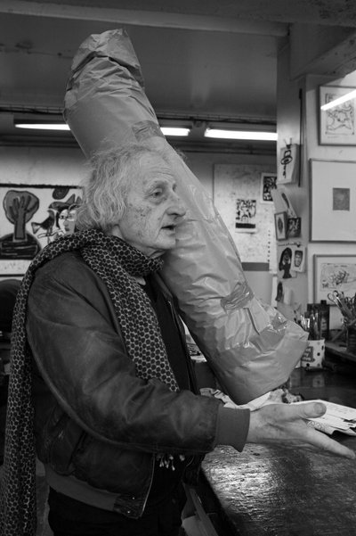 Porträtt av Michel Haas, fransk målare. Pasnic gravyrverkstad i Paris 2009. av Unbekannt