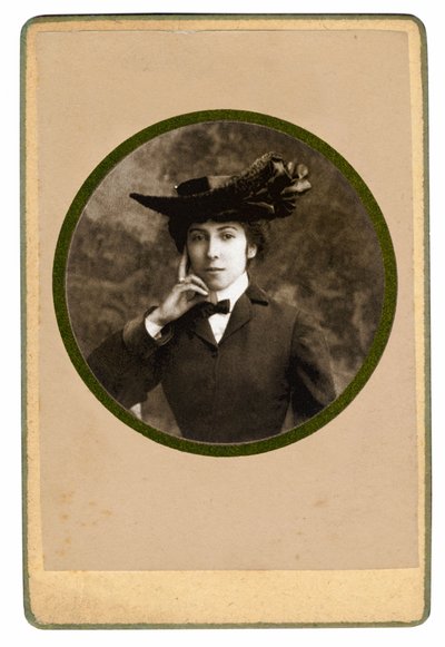 Porträtt av den franska poeten Catherine Pozzi, ca 1900 av Unbekannt