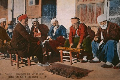 Vykort som visar mancala-spelare på ett kafé i Aleppo, Syrien, ca 1920 (fotolito i färg) av Unbekannt