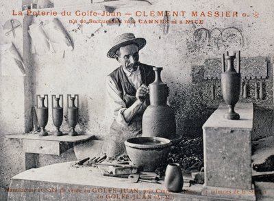 Vykort med Clement Massier (1844-1917), keramikermästare av Poterie de Golf-Juan på jobbet i sin ateljé, Frankrike, 1900-talet av William M. Timlin