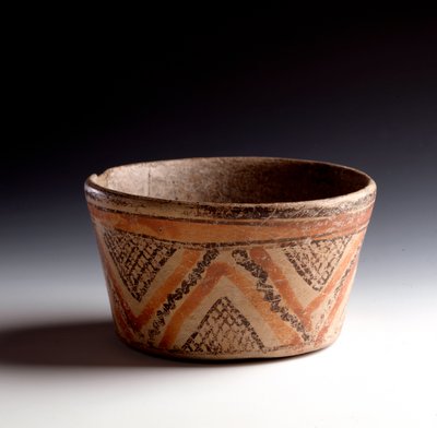Precolombiansk konst, Maya-civilisation, klassisk period: skärande polykrom lerdekor av sicksack och trianglar. Från Peten, Guatemala sön. h. 10 x diam. 10,6 cm Guatemala, Museo Nazionale di Archeologia e Etnologia - Förcolumbiansk konst, Maya-civilisation av Unbekannt