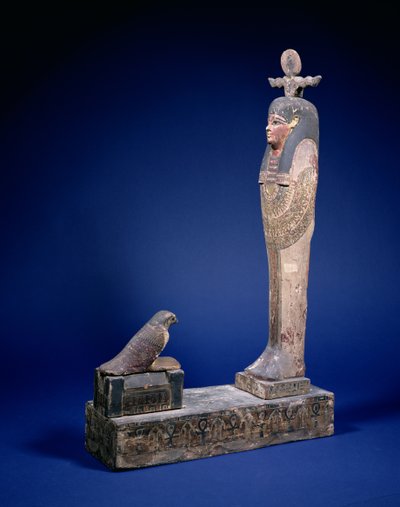 Ptah-Soker-Osiris figur som står på en lådsockel vänd mot en sarkofag med en Horusfalk, begravningsobjekt, egyptisk, ptolemaisk period, ca. 200 f.Kr. (polykromt trä) av Unbekannt