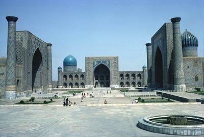 Registan, med de tre muhammedanska religiösa högskolorna (madrasahs) (foto) av Unbekannt