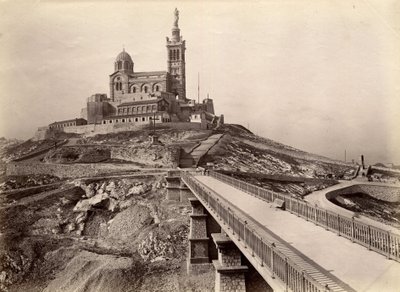 Religiös arkitektur: exteriör vy av basilikan Notre Dame de la Garde (Notre-Dame-de-la-Garde), även kallad "den goda modern" (1853-1864), byggd efter planer av arkitekten Henry Esperandieu (1829) -1874). Marseille, Bouches du Rhone (13), cen av William M. Timlin