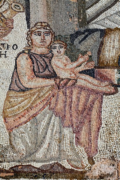 Representation av den nyfödda Akilles med sin sjuksköterska, Anatrophe - Detalj från panelen som representerar det första badet av Achilles - Paphos Mosaics, thesus villa 5th Century AD - Cypern - Achilles nouveau ne avec sa nourrice, Anatrophe - Detalj av av Unbekannt