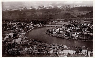 Rhone Alpes, Isere (38), Grenoble: Alpernas kedja, Isere, bron över Ile Verte, till vänster La Tronche, till höger distriktet Ile Verte - Vykort daterat 1930-1939 av William M. Timlin
