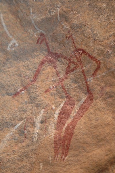 Stenkonst, förhistoria: Stenmålning av två longiline-karaktärer i ett utsmyckat skydd i Uweinatbergen, Sudan. Period från 8000 till 3000 år f.Kr. Fotografi av Unbekannt