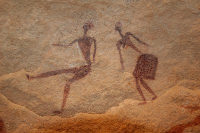 Hällkonst, förhistoria: Detalj av en hällmålning av två karaktärer (par) i ett utsmyckat skydd, i Uweinat-massivet, Egypten. (Period från 8000 till 3000 år f.Kr.). Fotografi av Unbekannt