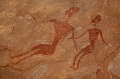 Stenkonst, förhistoria: Detalj av en hällmålning av två karaktärer i ett utsmyckat skydd, i Uweinat-massivet, Egypten. (Period från 8000 till 3000 år f.Kr.). Fotografi av Unbekannt