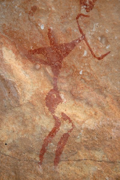 Bergkonst, förhistoria: Målning av en karaktär (bågskytt) i ett utsmyckat skydd, i Uweinat-massivet, Sudan (Karkur-Talh eller Karkur Talh). Period från 8000 till 3000 år f.Kr. Fotografi av Unbekannt