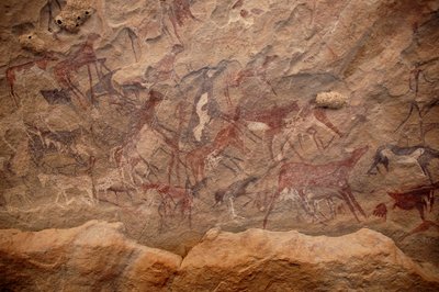 Stenkonst, förhistoria: Stenmålning av en grupp nötkreatur och polykroma karaktärer i ett utsmyckat skydd, i Uweinat-massivet, Sudan. Period från 8000 till 3000 år f.Kr. Fotografi av Unbekannt