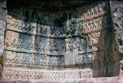 Klipprelief föreställande den sassaniske kungen Shapur I (241-72), det persiska kavalleriet och bifloderna, 300-talet (sten) av Unbekannt
