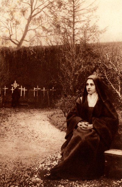 Den heliga Thérèse av Jesusbarnet mediterade i trädgårdarna i klostret Lisieux. 1948 (fototryck) av Unbekannter Künstler