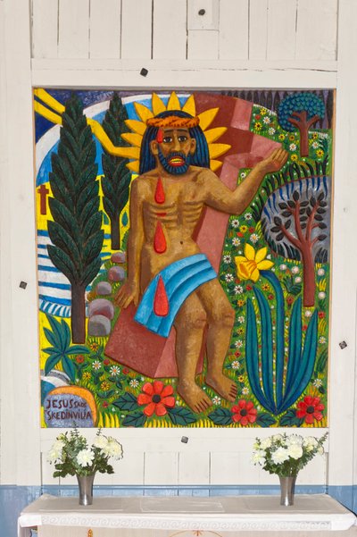 samisk konst; Jesus Kristus; färgglada träsniderier; Samisk-kristna altartavla formgiven av konstnären Bror Hjort i Jukkasjaervi träkyrka; Lappland; Norrbottens län; Sverige; Skandinavien; Europa av Unbekannt
